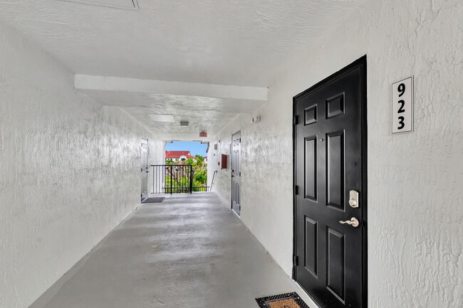 Building Photo - 923 Villa Cir