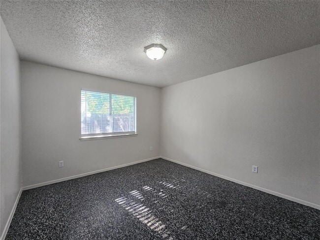 Building Photo - 626 Greenlawn Blvd