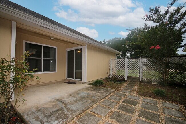 Building Photo - Charming Renovated 3/2 Cottage with Granit...