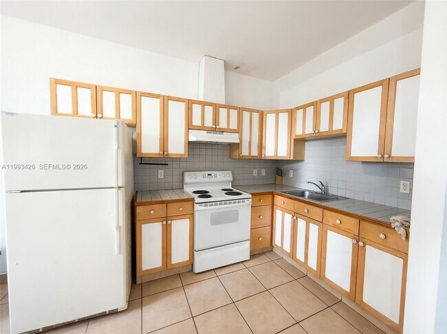 Building Photo - 404 NE 27th St