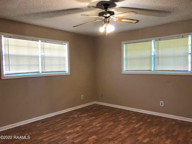 Building Photo - 123 Highland Dr