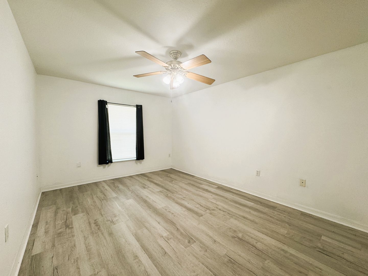 Building Photo - Your Dream Home Awaits in North Port!