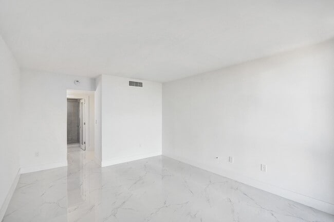 Building Photo - 3625 N Country Club Dr