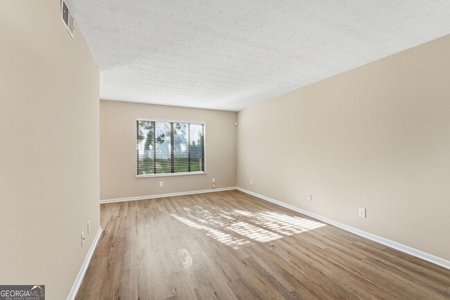 Building Photo - 293 Country Club Dr