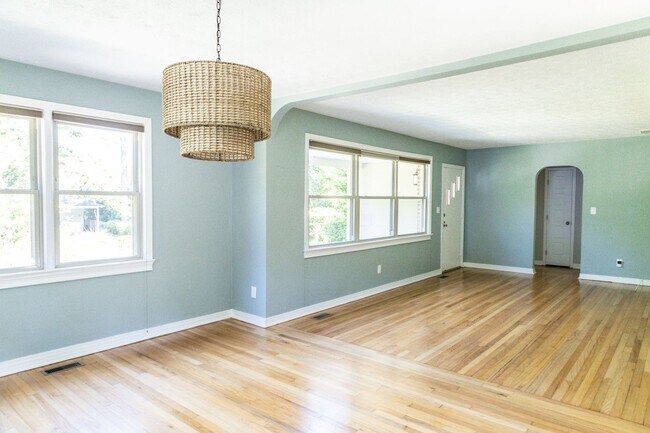 Building Photo - Gorgeous Home Located in Betton Hills, in ...