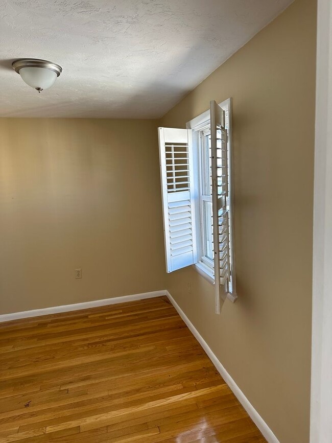 Building Photo - Nicely renovated pet friendly 2 bed in South Boston!