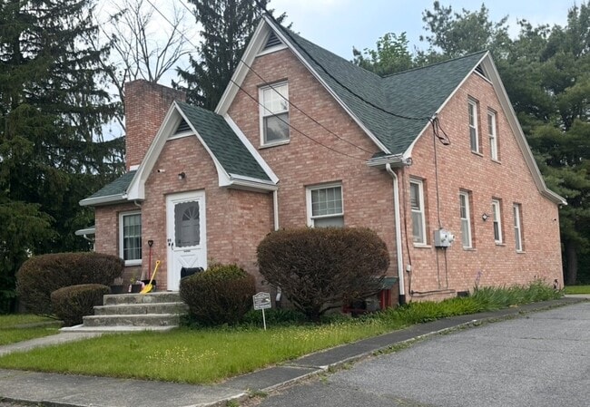Building Photo - 99 Castle Creek Rd