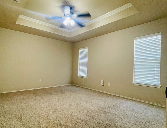 Building Photo - 3/2/2 - South of Loop 289, off of 89th & A...