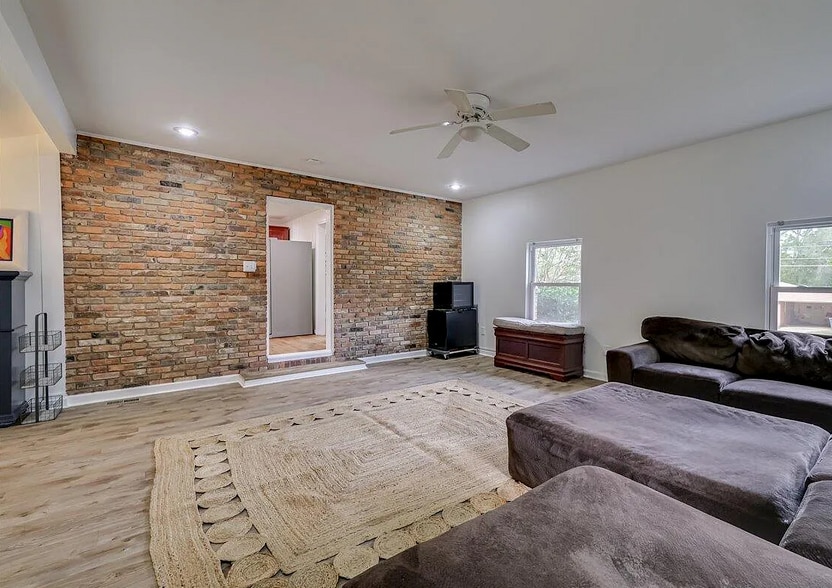 Building Photo - 2434 Brentwood Pl
