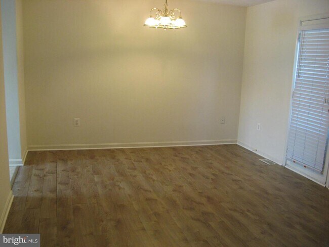 Building Photo - 175 Equestrian Dr