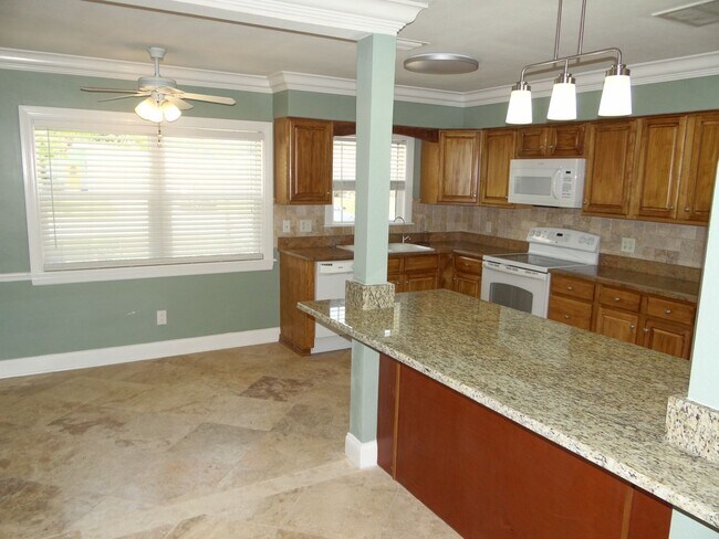 Building Photo - Gorgeous 3/2 in Clearwater