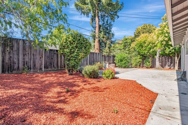 Building Photo - Charming 3-Bedroom 2-Bathroom Campbell Home