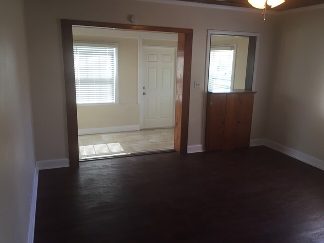 Building Photo - Remodeled 2/1 - Close to Howard and UT