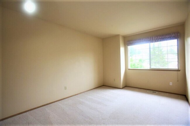 Building Photo - Beautiful 2 Story 3 Bed 2.5 Bath in Sammamish
