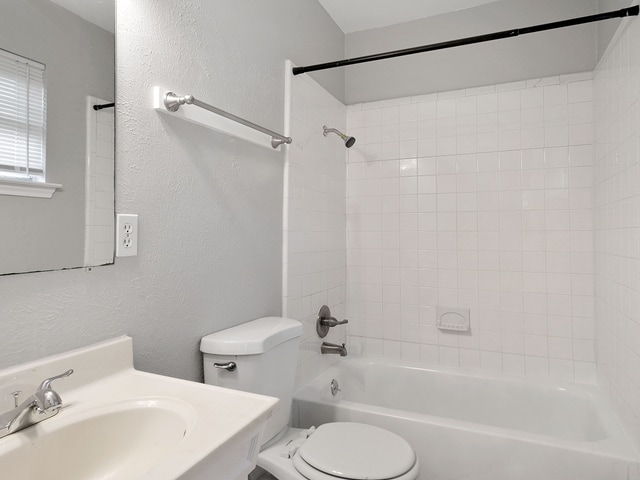 Building Photo - 2822 Linhaven Dr