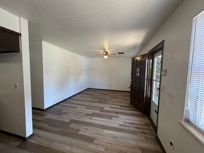 Building Photo - 3 bed 1.5 bath 1 car garage