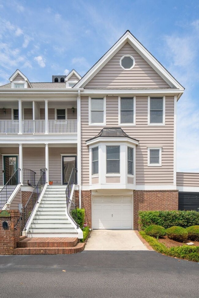Building Photo - Downtown Charleston Waterfront Townhouse