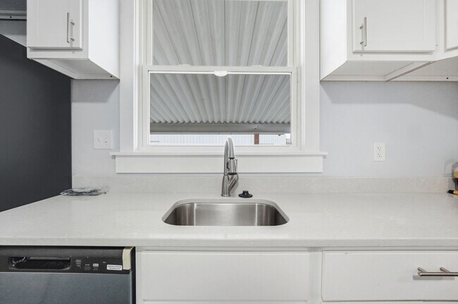 Building Photo - Three Bedroom Home in Hamilton!