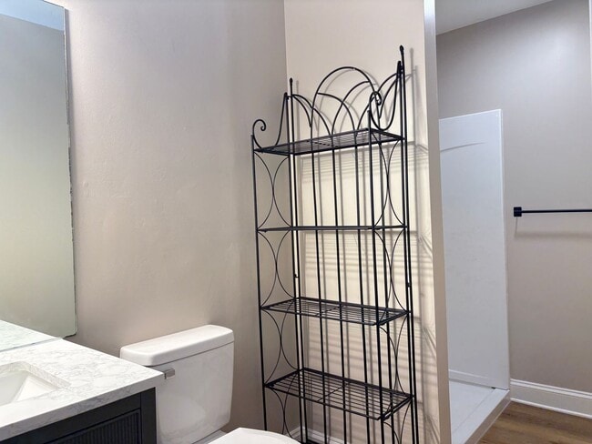 Building Photo - 3 Bedroom, 2 Bathroom House in Burlington!