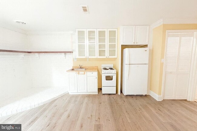 Building Photo - 8207 Stationhouse Ct