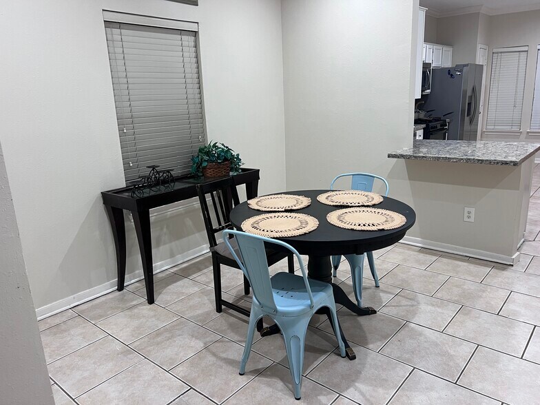 Building Photo - 2324 Sheridan St