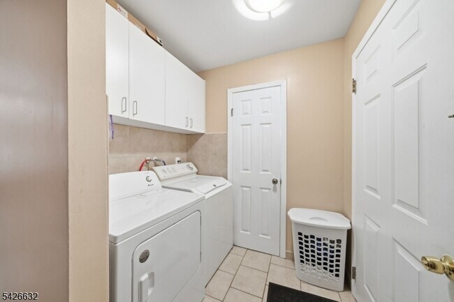 Building Photo - 131 Califon Rd