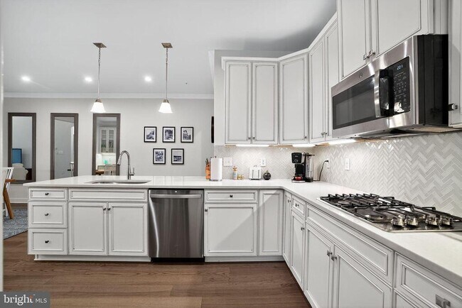 Building Photo - 701 Cascade Way