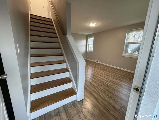 Building Photo - 27 New Hampshire Dr