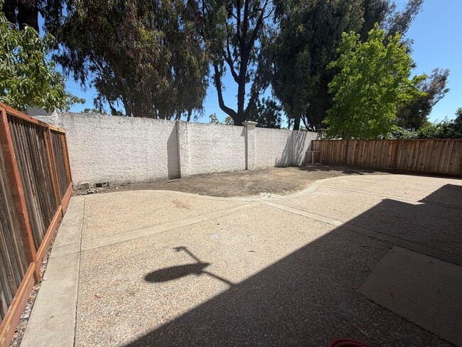 Building Photo - Beautiful Single Family 4 Bedroom Now Available!