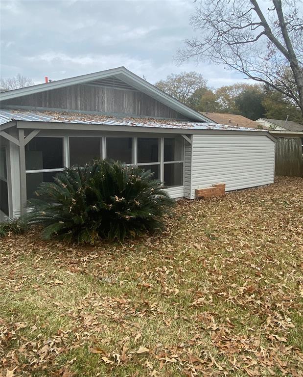 Building Photo - 2052 Midway St