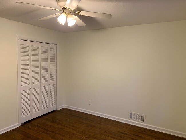 Building Photo - 4 BR 3 BATH in Cedar Creek!