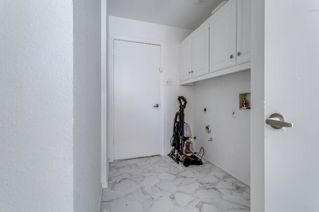 Building Photo - 105 Douglas Dr