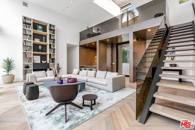 Building Photo - 9405 Sierra Mar Pl