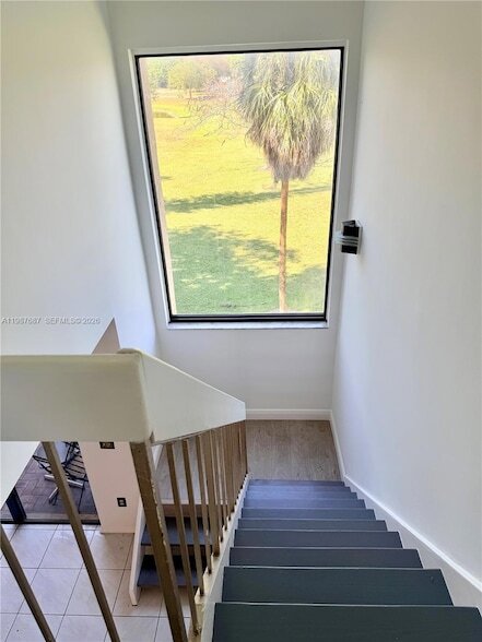 Building Photo - 281 W Park Dr