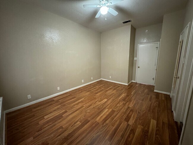 Building Photo - 4 Bedroom With Fenced Yard and Off-Street Parking Near UT