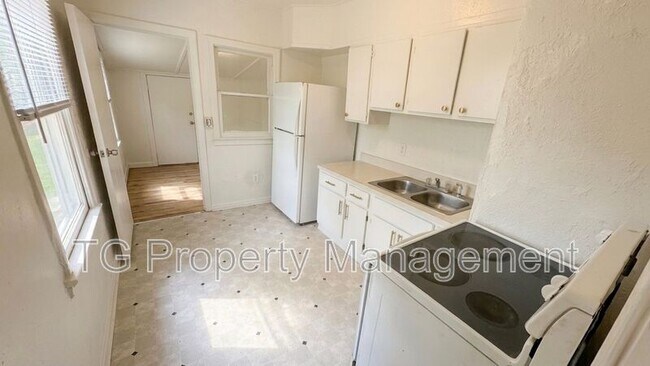 Building Photo - 916 W 28th St