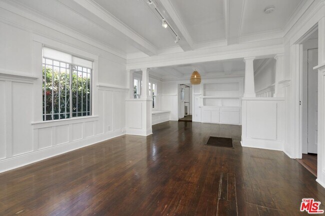 Building Photo - 320 4th Ave