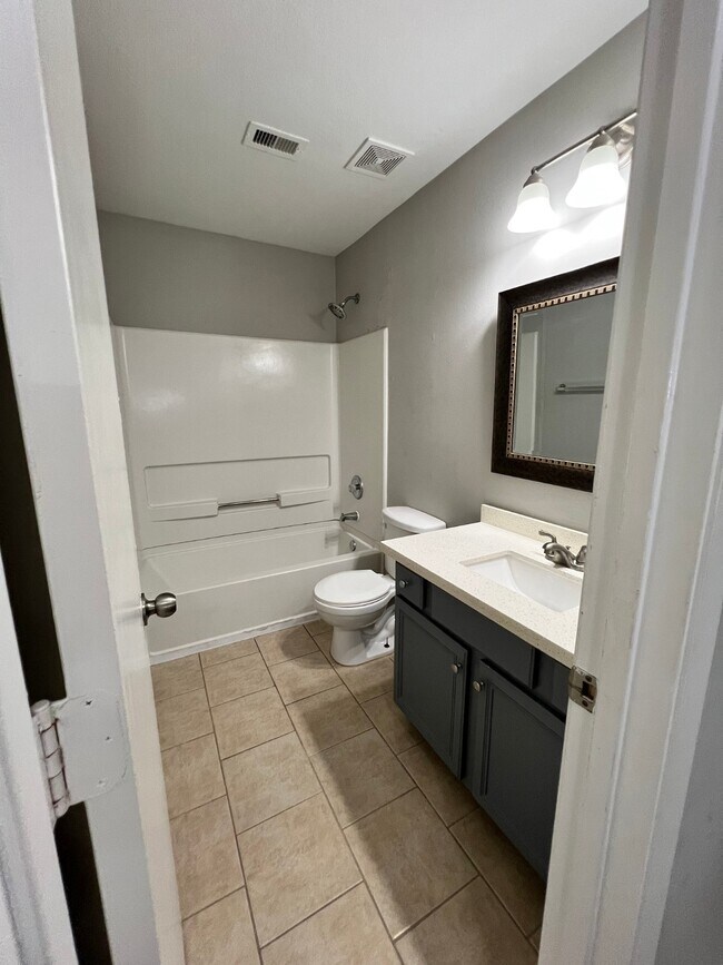 Building Photo - 11711 Chanteloup Dr