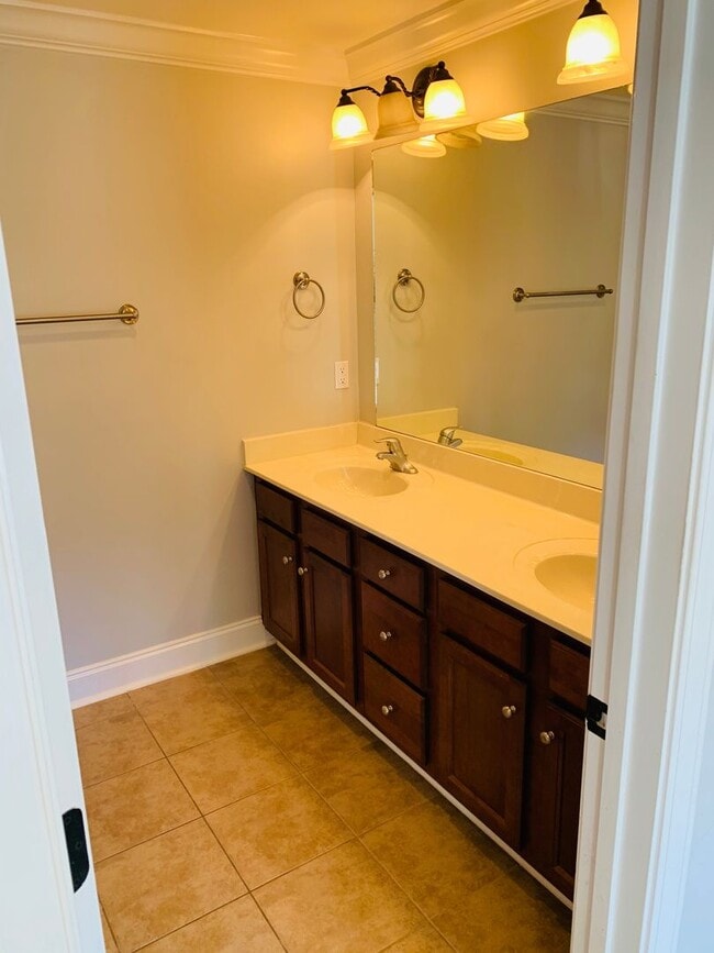 Building Photo - 2005 Stephanie Ct