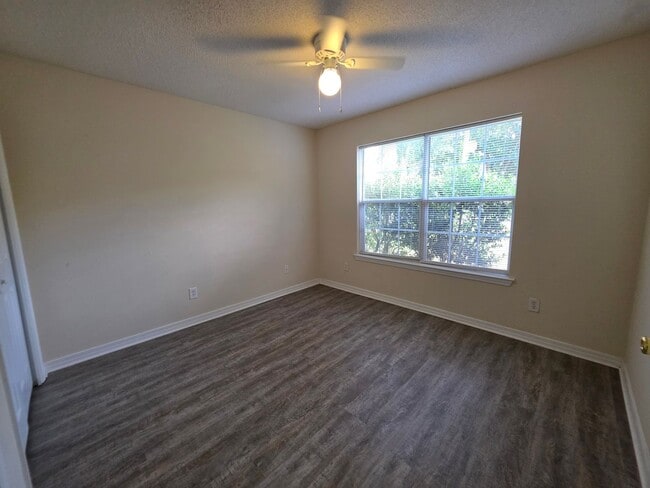 Building Photo - 3BR/2BA home with 2 car garage and privacy...