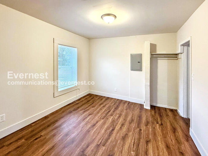 Building Photo - 207 9th Ave W