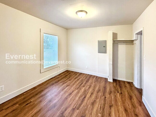 Building Photo - 207 9th Ave W