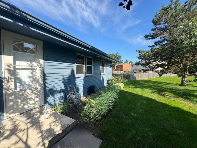 Building Photo - 1614 Stardust Dr