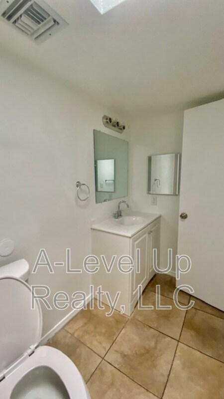 Building Photo - 1027 S Santa Rita Ave