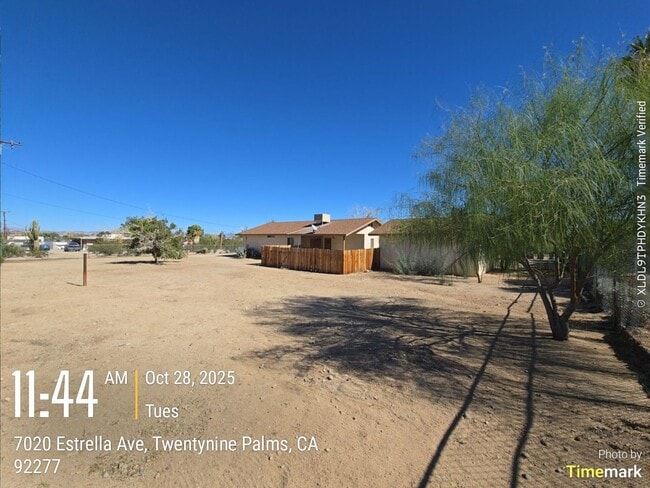 Building Photo - 3 bedroom 2 bath Available now