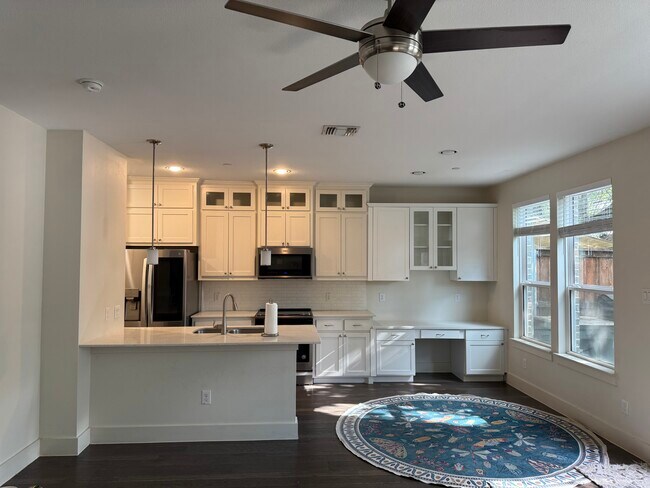 Building Photo - 2129 Lovedale Ave