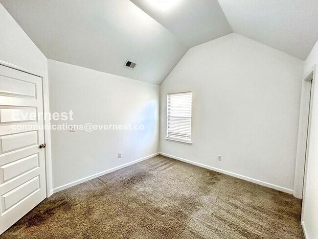 Building Photo - Limited Time Special Offer / 3 Bed/2.5 Bath Home with Garage / Pet-Friendly / Vouchers Accepted /...