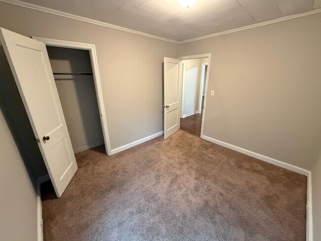 Building Photo - 3bd/2ba House in Jackson Park w/ Large Den, Back Porch, & Fenced Back Yard