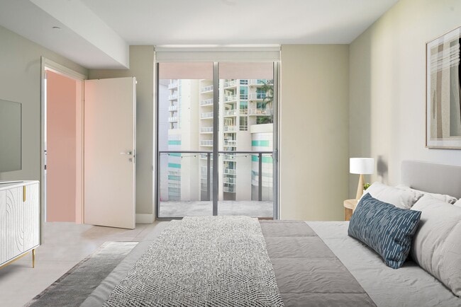 Building Photo - 1300 Brickell Bay Dr