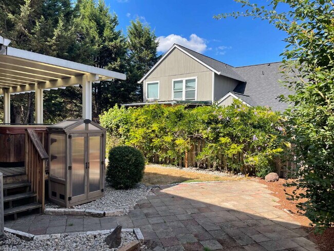 Building Photo - 4-Bedroom Happy Valley Home with Large Garage, Spacious Living Areas & Covered Deck